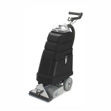 Aparatul de extracție prin pulverizare Arcora Aniko 25 Brush cu perie rotativă de la Arcora International GmbH este un dispozitiv de curățare a covoarelor de culoare neagră, cu mâner, roți mari, atașament pentru furtun și capac transparent, care este ilustrat vertical pe un fundal alb.