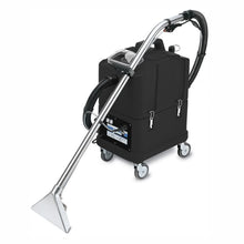 Mașina de extracție prin pulverizare Arcora Aniko60 de la Arcora International GmbH este o mașină de curățat covoare de uz comercial cu carcasă neagră, patru roți, tijă argintie și duză transparentă - ideală pentru curățarea în profunzime a covoarelor sau tapițeriilor.