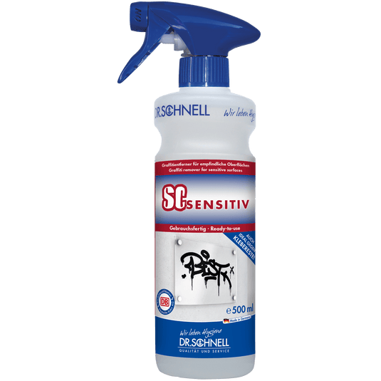 Un flacon pulverizator de 500 ml cu produsul DR.SCHNELL SC SENSITIV pentru îndepărtarea graffiti-ului de pe suprafețe sensibile, prevăzut cu o duză albastră și o etichetă cu informații despre produs și o imagine cu graffiti pe un perete.