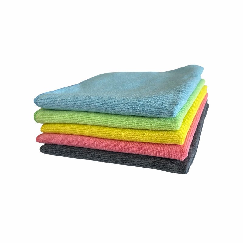 Un teanc de cinci cârpe din microfibră Arcora SOFT-LINE 40 x 40 cm de la Arcora International GmbH în albastru, verde, galben, roz și negru stă pe alb. Aceste cârpe durabile asigură o curățenie eficientă la fiecare utilizare.