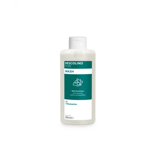 O sticlă albă din plastic conținând loțiunea de spălare Dr. Schumacher Descolind Pure Wash (500 ml) de la Dr. Schumacher GmbH, cu o etichetă verde-albă, se află pe un fundal simplu, de culoare gri deschis. Această loțiune de spălare, cu pH neutru pentru piele și fără parfum, este ideală pentru pielea sensibilă.