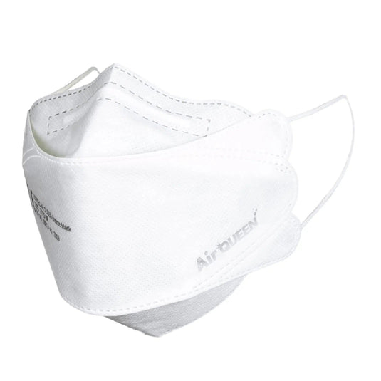 Masca de protecție pentru gură și nas cu filtru de particule Air Queen CE2163 are un design alb, cu bucle pentru urechi vizibile și textul „Air QUEEN” imprimat pe lateral. Este confecționată dintr-un material flexibil și respirabil și este prevăzută cu un filtru din nanofibre.
