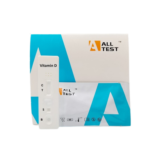 Abgebildet ist ein AllTest Vitamin-D Test Kit Rapid Schnelltest | 1 Stück von Alltest. Das Kit enthält einen Teststreifen und eine Verpackung. Der Teststreifen verfügt über beschriftete Abschnitte für C, T, S und B und die Verpackung trägt das Alltest-Logo in den Farben Blau und Weiß.