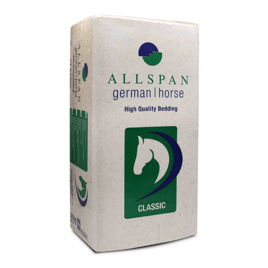Pachetul de așchii de lemn Allspan German Horse Classic are un logo verde-albastru în formă de cap de cal, cu inscripția „CLASSIC” în alb pe fond verde. Acest pachet dreptunghiular, predominant alb, cu accente verzi și albastre, oferă așternut cu un conținut redus de praf, pentru un confort maxim.