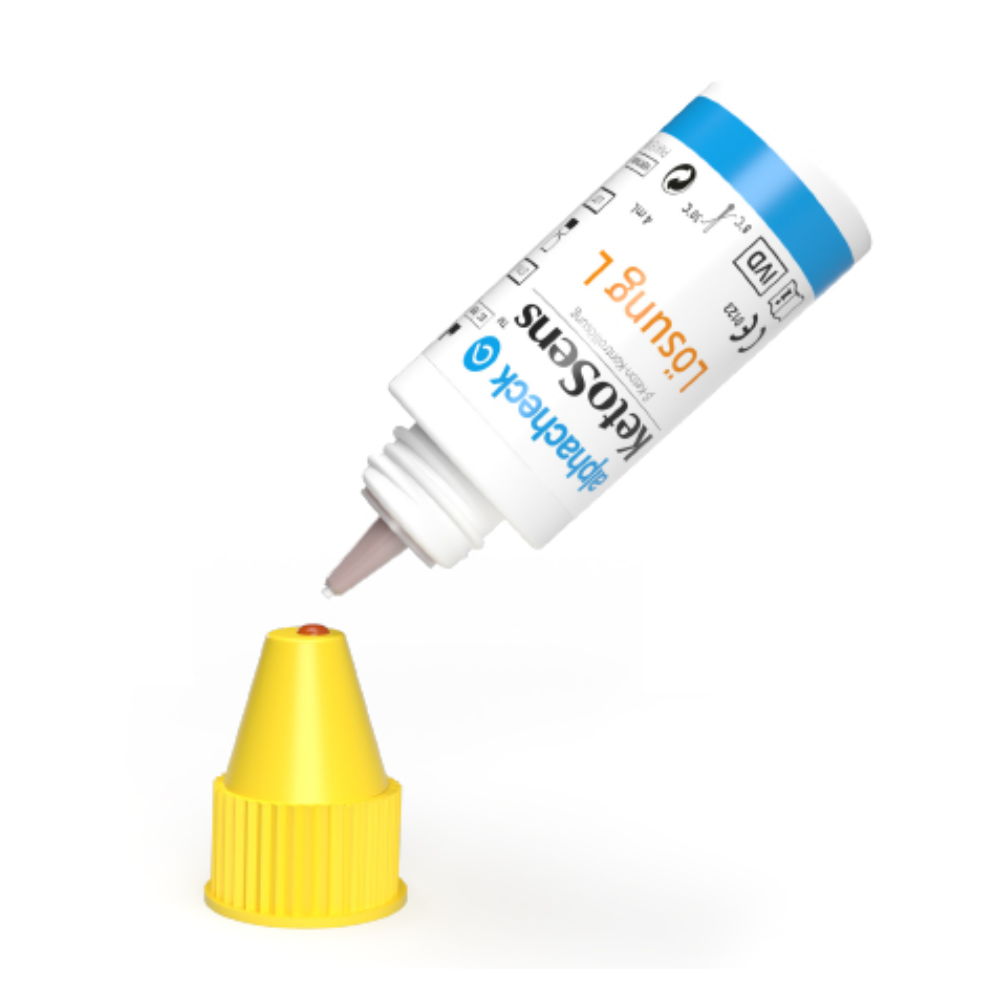 O sticlă albă cu o etichetă albastru-galben este întoarsă, cu duza de picurare deasupra unui capac galben. Eticheta conține text și simboluri care indică faptul că este probabil un produs Alphacheck KetoSens β-solutie de control cetonă L+M | Pachet (2 sticluțe) de la Berger Med GmbH pentru utilizare cu dispozitivele de măsurare Keto.