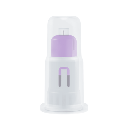 O prim-plan al acului de siguranță Alphacheck TOTAL Pen 30G x 5 mm de la Berger Med GmbH, care arată designul său dreptunghiular alb-violet cu capac transparent. Dispozitivul are o fereastră pe corpul său alb, similară celor de la stilourile de insulină, cu duza violetă vizibilă prin partea superioară a capacului.