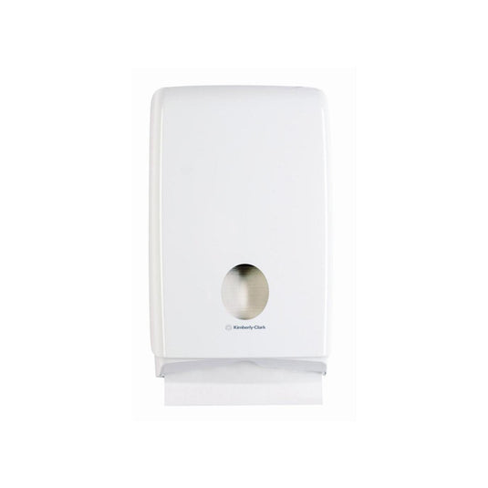 Distribuitorul de prosoape pliate Aquarius™ Slimfold™ de la Kimberly-Clark GmbH este un distribuitor de prosoape alb, montat pe perete, cu o deschidere rotundă, din care se poate extrage câte un prosop pe rând prin partea de jos – perfect pentru spațiile moderne.