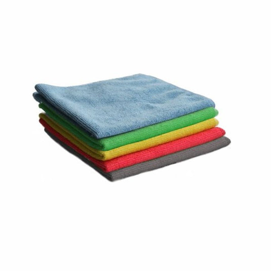 Un set de cârpe din microfibră Arcora BASIC-LINE în culorile albastru, verde, galben și roșu este dispus în mod clar pe un fundal alb, fiind ideal pentru curățenia de întreținere.