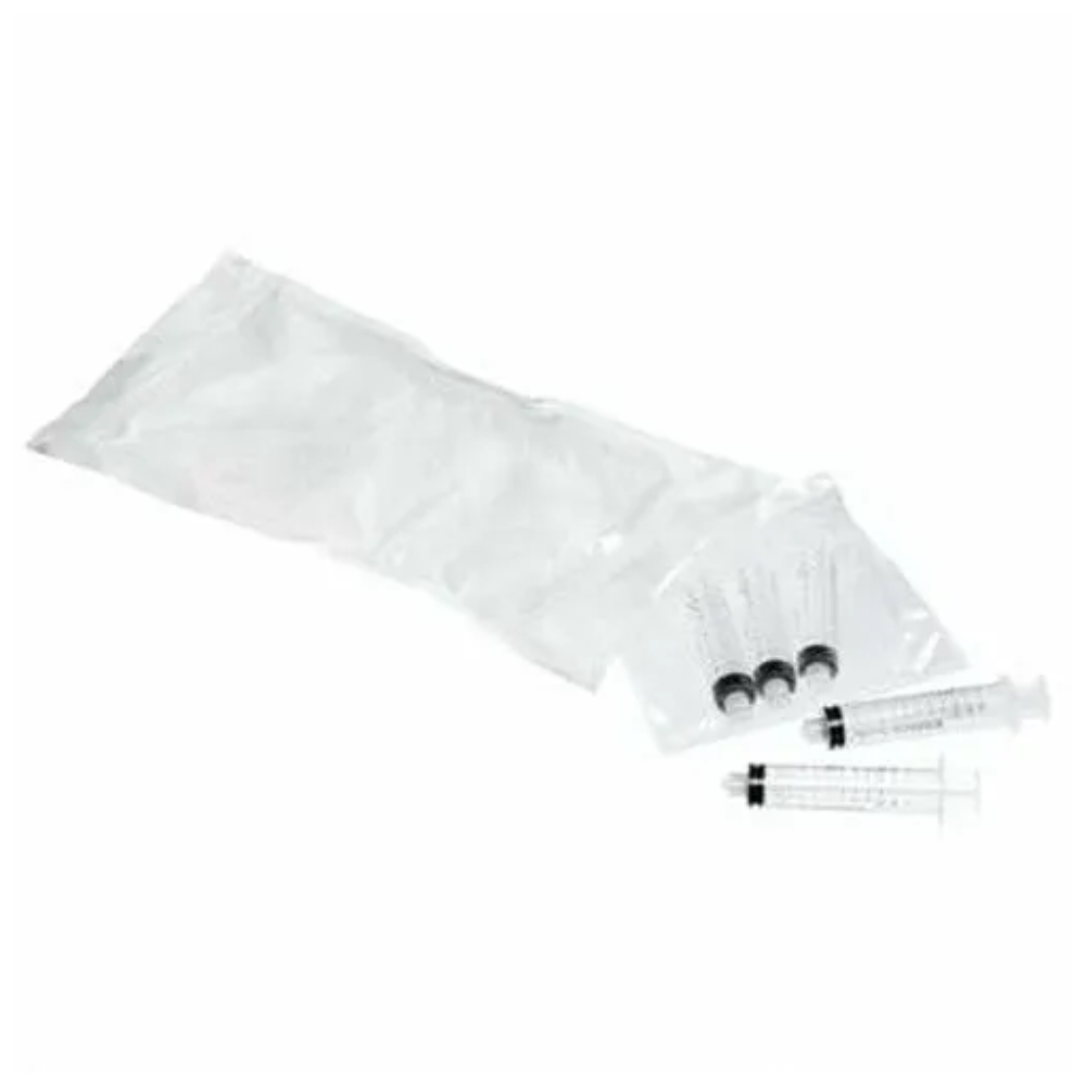 Cinci seringi B.Braun ProSet Intrafix® Primeline Omnifix de la marca B. Braun Deutschland GmbH & Co. KG sunt așezate pe un fundal alb, trei într-un ambalaj transparent din plastic, două sunt neambalate și se evidențiază pe un fundal simplu și luminos.