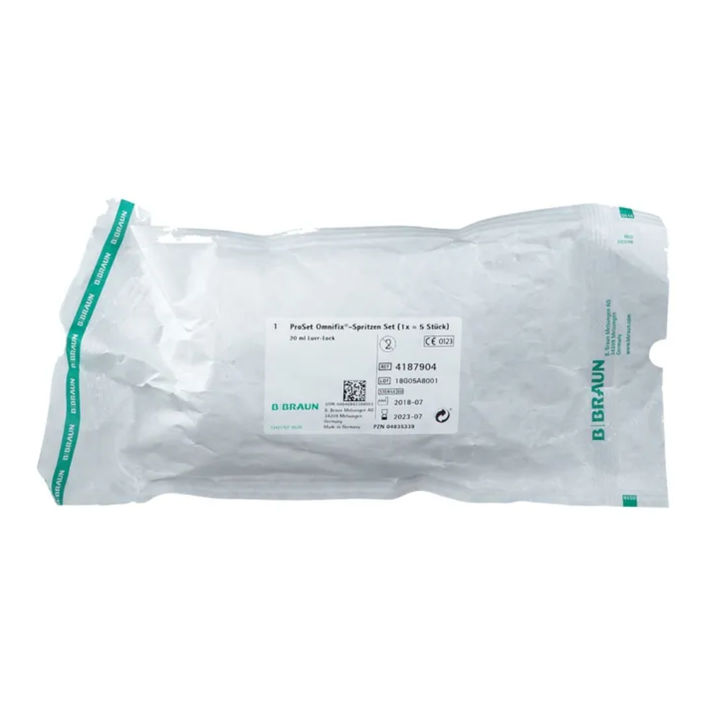 Un ambalaj transparent din plastic poartă logo-ul B.Braun, detalii despre produs și coduri de bare pe un fundal alb și conține setul de seringi Perfusor Omnifix cu denumirea „B.Braun ProSet Intrafix® Primeline Omnifix-Spritzen Set 20 ml LL | 1 bucată” de la B. Braun Deutschland GmbH & Co. KG.
