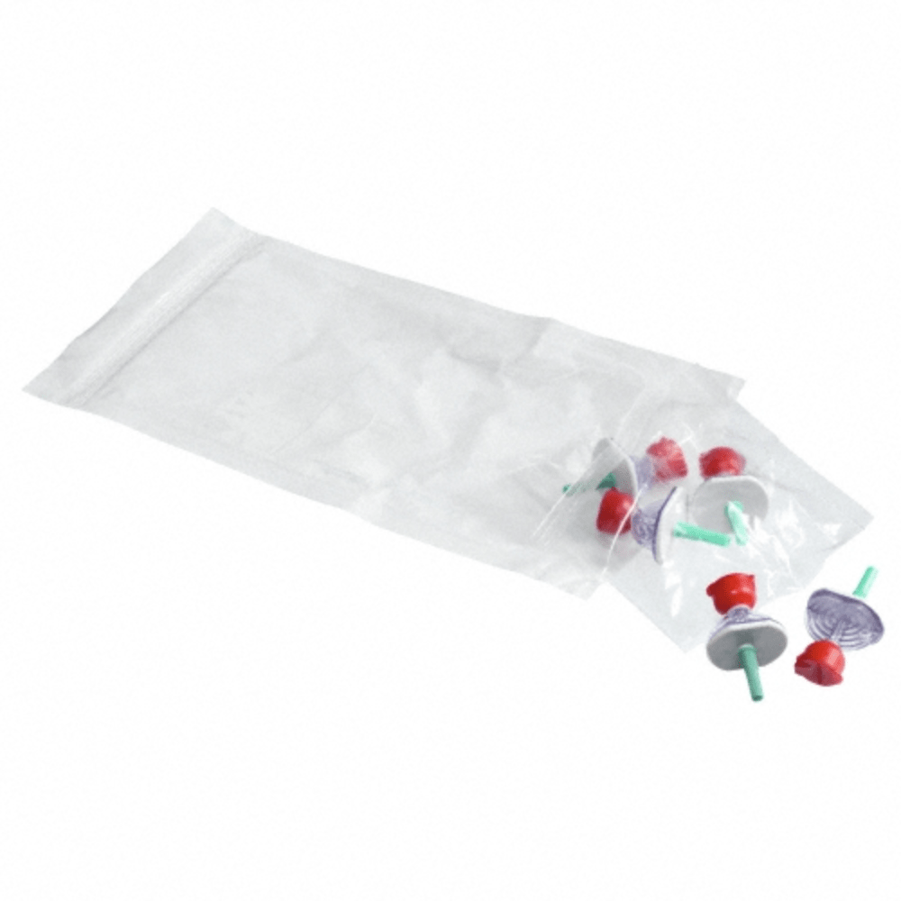 O pungă de plastic transparentă cu mai multe B.Braun ProSet Zuspritz- und Entnahmespike Mini-Spike® verde (1x5 buc.) de la B. Braun Deutschland GmbH & Co. KG, concepută pentru extragerea fără contaminare și manipularea sigură a medicamentelor, pe un fundal alb.