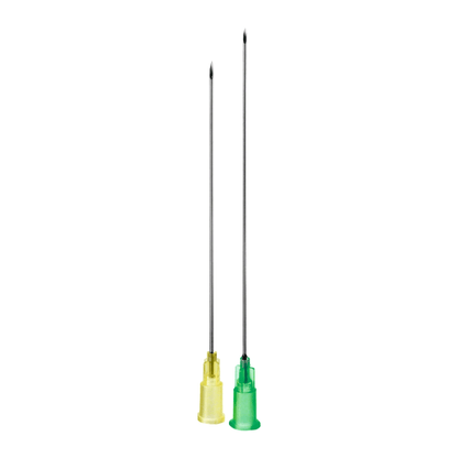 Două canule medicale de la B. Braun Sterican® Canula intramusculară profundă sunt prezentate vertical pe un fundal alb. Canula din stânga are un vârf galben, cea din dreapta are un vârf verde. Ambele canule, produse de B. Braun Deutschland GmbH & Co. KG, au vârfuri ascuțite și sunt de lungimi diferite, făcându-le potrivite pentru injecții intramusculare precise.