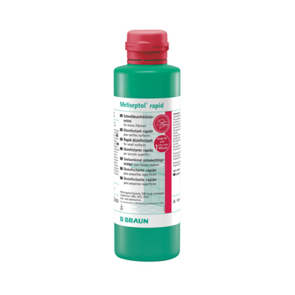 Grüne Flasche B. Braun Meliseptol® rapid Schnelldesinfektion mit rotem Verschluss. Das Etikett enthält Text in mehreren Sprachen und weist ein zentrales, rundes rotes Logo auf, das die Wirksamkeit zur Oberflächenreinigung hervorhebt. Der Markenname B. Braun Deutschland GmbH & Co. KG ist elegant in blauen Buchstaben am unteren Rand dargestellt.