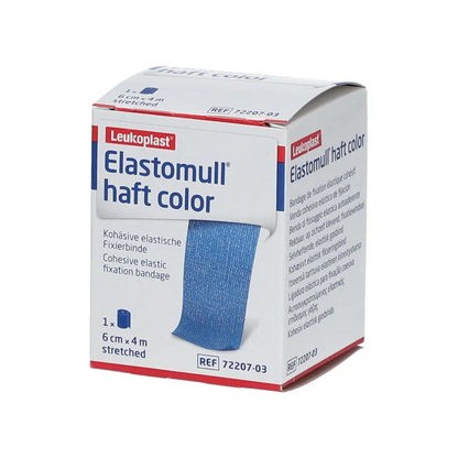 Pe ambalajul bandajului de fixare BSN Elastomull® haft color de la BSN Medical GmbH este ilustrat un bandaj coeziv albastru. Acesta conține informații precum dimensiunea (6 cm x 4 m întins) și numărul articolului (72207-03) și subliniază execuția ca bandaj elastic de fixare.
