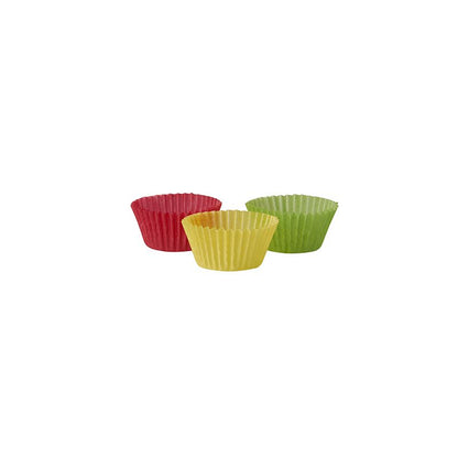 Trei forme de cupcake colorate din colecția de forme de copt PAPSTAR Ø 2,4 cm se prezintă elegant pe un fundal alb simplu. Formele cu structură de pergament, oferite de PAPSTAR GmbH în nuanțe de roșu, galben și verde, sunt aranjate într-o formație triunghiulară atrăgătoare.