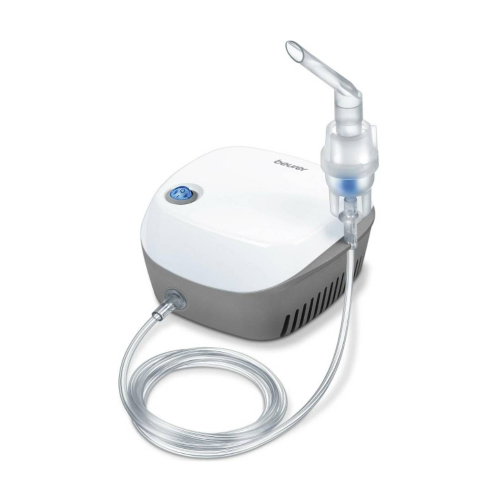 Inhalatorul Beurer IH 18 este un dispozitiv nebulizator alb-gri cu un muștiuc din plastic transparent și un furtun atașat, ideal pentru astmatici sau persoane cu alte afecțiuni respiratorii. Acesta dispune de un buton de pornire în partea de sus, fante de ventilație pe lateral și numele mărcii Beurer GmbH, vizibil pe partea de sus.