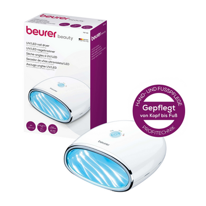 Articolul de ieșire Beurer MP 48 LED/UV-uscător de unghii de la Beurer GmbH se află lângă ambalajul său. Lampa pentru unghii este potrivită pentru îngrijirea mâinilor și picioarelor, precum și pentru modelarea unghiilor artificiale. Pe cutie sunt afișate detalii și branding în limba germană.