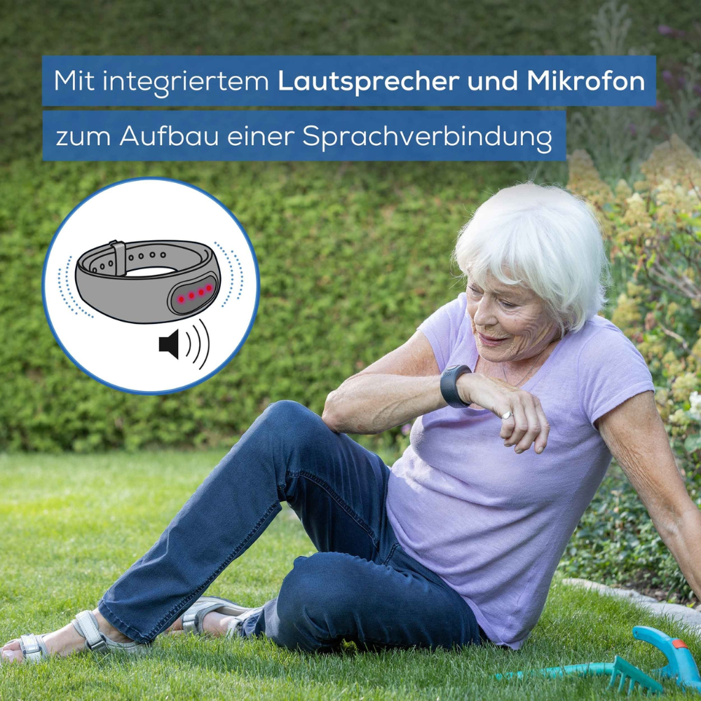 Eine ältere Frau sitzt im Gras und spricht in ein Beurer Notfallarmband EC 70 SafePlus an ihrem Handgelenk. Grafiken heben den Lautsprecher, das Mikrofon, die Notruffunktion, die Sprachkommunikation und die automatische Sturzerkennung der Beurer GmbH hervor.