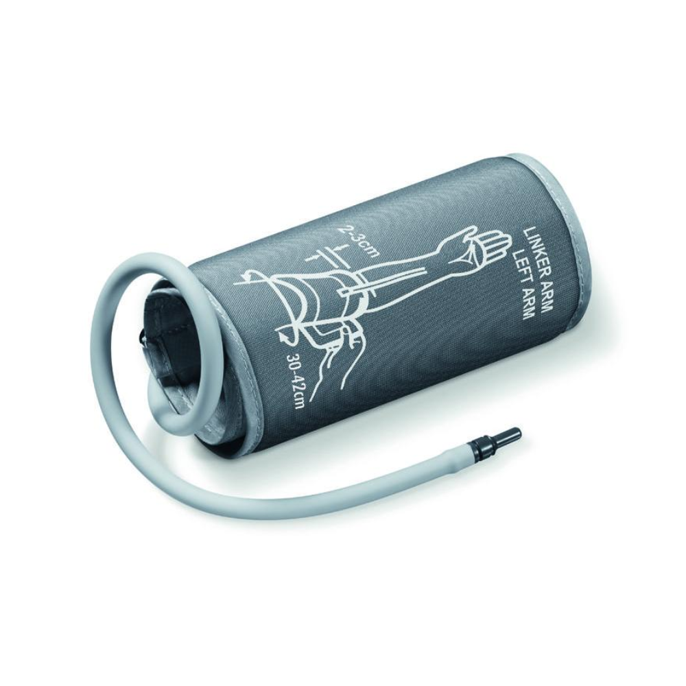 O manșetă XL rulată Beurer GmbH (produs scos din producție) pentru tensiometrul BM 44, BM 47, cu furtun, etichetată pentru utilizare pe brațul stâng. O imagine arată plasarea corectă pe brațul superior; potrivită pentru brațe de 30-42 cm. Pachetul conține 1 bucată.