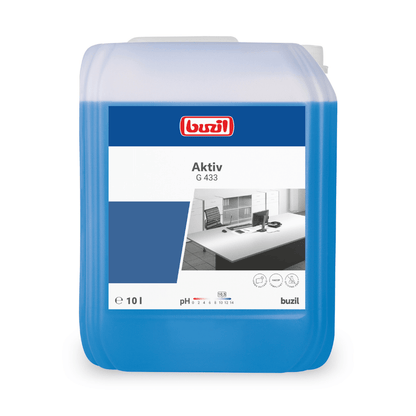 În recipientul de 10 litri al detergentului universal prietenos cu materialele Buzil Aktiv G 433 se află un lichid albastru, delicat cu suprafețele. Pe eticheta alb-albastră sunt vizibile logo-ul mărcii BUZIL-WERK Wagner GmbH & Co. KG și informații despre produs.