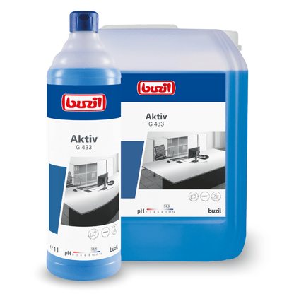 O sticlă și un recipient cu Buzil Aktiv G 433 Detergent universal prietenos cu materialele de la BUZIL-WERK Wagner GmbH & Co. KG sunt expuse și evidențiază proprietățile sale prietenoase cu materialele. Ambele recipiente conțin un lichid albastru și sunt etichetate cu o imagine a unui birou modern. Sticla este plasată în fața recipientului mai mare, subliniind astfel disponibilitatea sa de a curăța eficient diverse suprafețe.