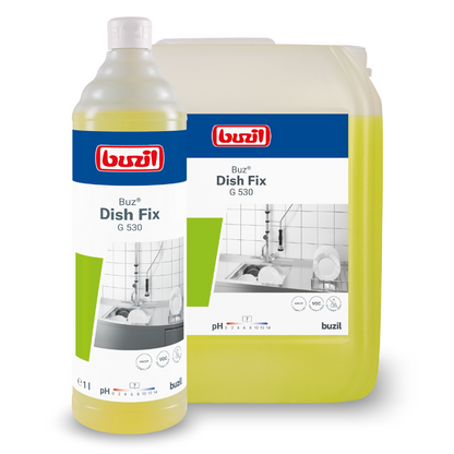Expuse sunt o sticlă și un recipient mare Buzil Buz® Dish Fix G 530 detergent manual pentru vase și detergent neutru de la BUZIL-WERK Wagner GmbH & Co. KG. Pe etichete este ilustrată o chiuvetă de spălat vase plină cu vase. Acest detergent neutru este conceput special pentru scopuri de curățare și oferă o putere extraordinară de dizolvare a grăsimii pentru a îndepărta eficient grăsimea persistentă.
