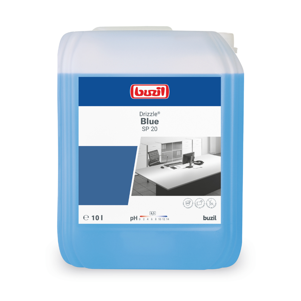 Un recipient de 10 litri al soluției de curățare a suprafețelor Buzil Drizzle® Blue SP 20 de la BUZIL-WERK Wagner GmbH & Co. KG de culoare albastră are un pH de 8,5. Eticheta arată logo-ul mărcii și numele produsului, precum și imaginea unui birou curat, pentru a sublinia compatibilitatea excelentă a materialelor.
