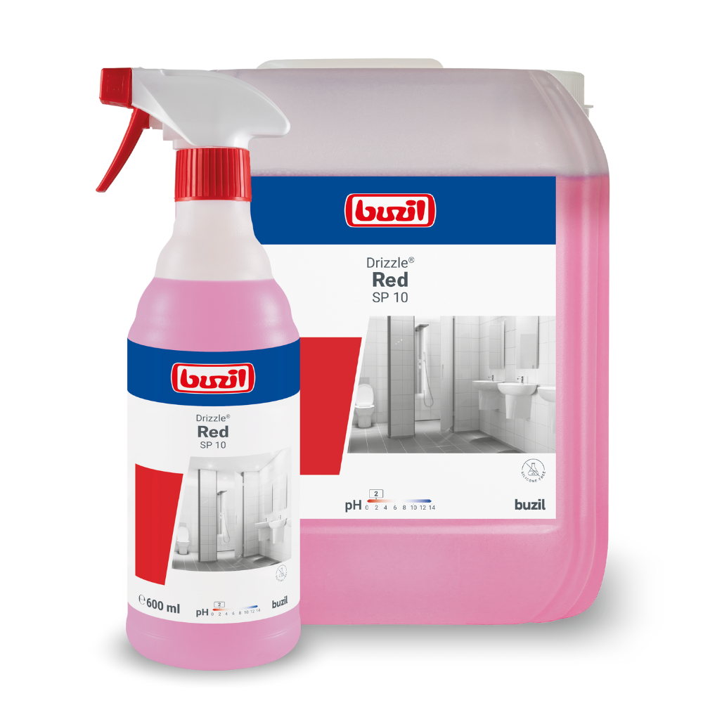 Expuse sunt două recipiente de curățător de spumă sanitară gata de utilizare Buzil Drizzle® Red SP 10 de la BUZIL-WERK Wagner GmbH & Co. KG. Sticla mai mică de pulverizare este poziționată în fața unui recipient mai mare de reumplere. Ambele sunt etichetate cu imagini de băi curate și subliniază compatibilitatea lor excelentă cu materialele, în timp ce lichidul roz din interior este clar vizibil.