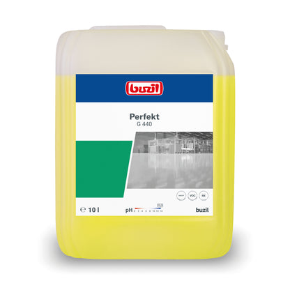Un recipient de 10 litri al detergentului alcalin intensiv Buzil Perfekt G 440, conceput pentru suprafețe care conțin ulei și grăsime, este marcat cu logo-ul roșu-alb al BUZIL-WERK Wagner GmbH & Co. KG. Pe etichetă, pe lângă numele produsului, se vede o imagine a unei podele curate și strălucitoare. Recipientul este parțial umplut cu un lichid galben.