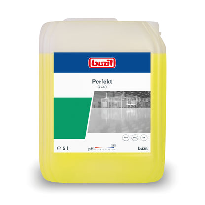 Un recipient de 5 litri Buzil Perfekt G 440 Detergent alcalin intensiv pentru curățarea podelelor, fabricat de BUZIL-WERK Wagner GmbH & Co. KG. Eticheta evidențiază numele produsului, volumul și o imagine în tonuri de gri a unui mediu industrial. Acest recipient de detergent pentru podele este galben cu o etichetă alb-verde și este ideal pentru tratarea suprafețelor dificile.