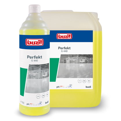 Sunt ilustrate două recipiente ale Buzil Perfekt G 440 Detergent alcalin intensiv pentru curățarea podelelor de la BUZIL-WERK Wagner GmbH & Co. KG. Cel mai mic, o sticlă de un litru cu capac cu filet și recipientul mai mare din plastic sunt etichetate cu imagini din mediul industrial. Acest detergent este deosebit de eficient pe suprafețele care conțin ulei și grăsime.