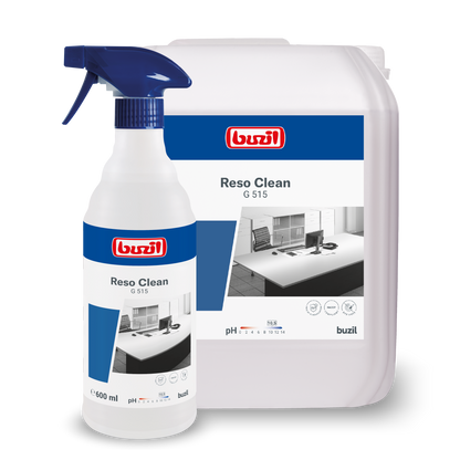 Două recipiente cu Buzil Reso Clean G 515 Soluție de curățare spray gata de utilizare de la BUZIL-WERK Wagner GmbH & Co. KG sunt prezentate și subliniază curățenia lor puternică. Cel mai mic este o sticlă cu pulverizator, iar cel mai mare este un recipient de reumplere. Ambele au etichete albastre cu detalii despre produs și branding pentru o strălucire fără urme.
