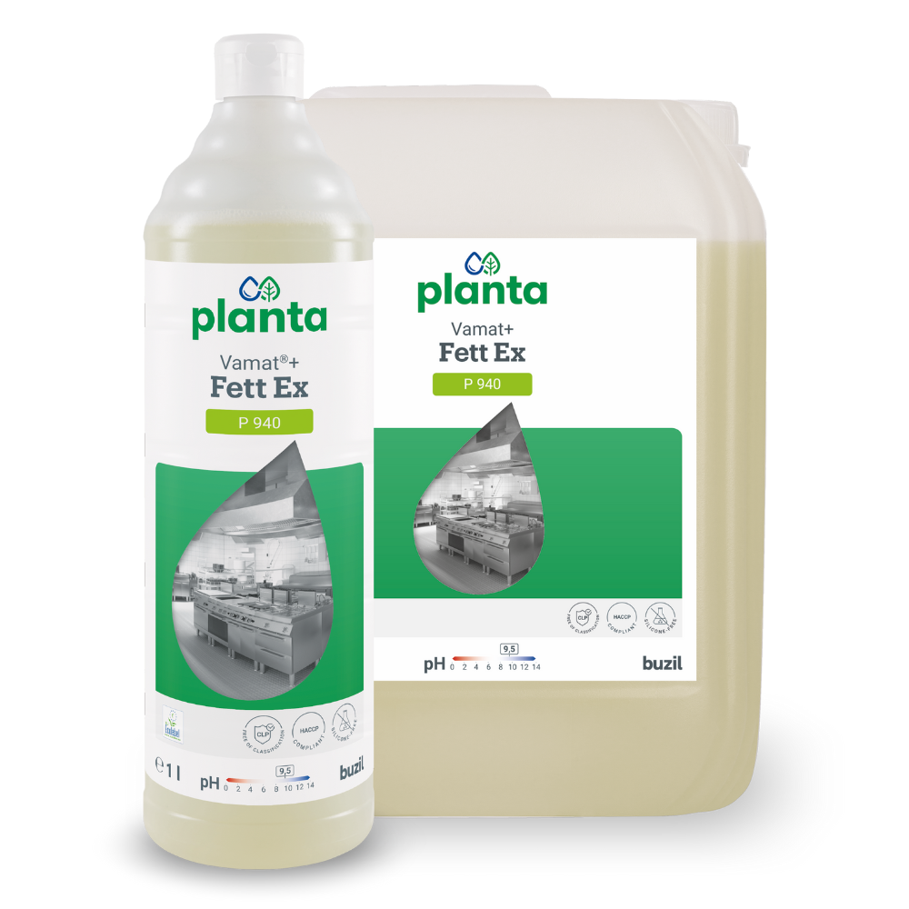 Sunt vizibile două recipiente cu detergentul „Buzil Vamat®+ Fett Ex P 940 Detergent ecologic pentru bucătărie și grăsimi“. În dreapta este recipientul mai mare, în stânga sticla mai mică de 1 litru. Ambele sunt prevăzute cu o etichetă verde-albă cu motiv de bucătărie. Detergentul ecologic pentru bucătărie provine de la BUZIL-WERK Wagner GmbH & Co. KG.