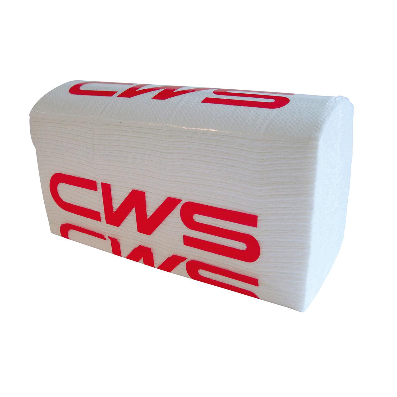 Ein Stapel CWS Faltpapier Zick-Zack Zellulose, M-Falz, 3-lagig, hochweiß, mit dem Schriftzug "CWS" in fetten roten Buchstaben auf der Seite, abgebildet auf weißem Hintergrund. Packung: 20 Stück pro Karton. Marke: CWS.