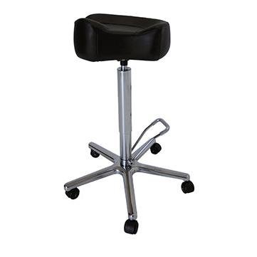 Taburetul de operație Novocal cu șa are un finisaj din oțel inoxidabil, o bază cu cinci picioare turnate sub presiune și reglaj de înălțime pentru mobilitate fără probleme.