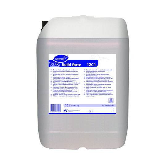 Auf einem großen weißen Plastikbehälter mit blauem Etikett von Diversey Deutschland GmbH & Co. OHG steht „Clax Build forte 12C1“, speziell formuliert als alkalischer Waschkraftverstärker mit komplexierenden Eigenschaften für hartes Wasser. Das Etikett enthält detaillierte Produktinformationen und Spezifikationen. Der Behälter hat einen schwarzen Deckel und hat ein Fassungsvermögen von 20 Litern.