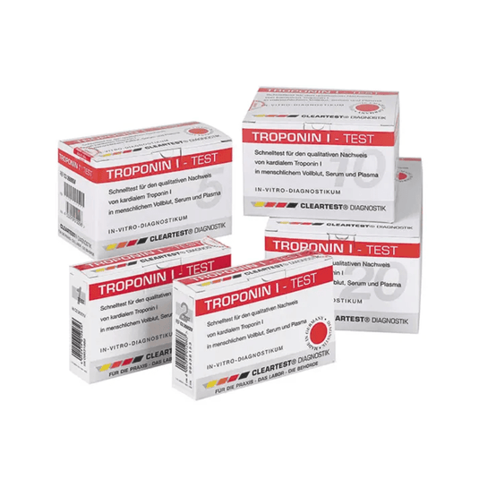 Cinci cutii ale testului Cleartest® Troponină I pentru sânge integral, destinat depistării infarctului, produs de Servoprax GmbH, sunt dispuse una lângă alta. Ambalajul este în principal alb, cu accente roșii, și conține texte referitoare la diagnosticul in vitro și la marca Cleartest, specializată în diagnosticarea sindromului coronarian acut și a infarctului miocardic.