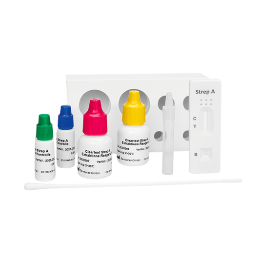 Pe o suprafață albă se află kitul de testare cu casetă Cleartest Strep-A de la Servoprax GmbH, care conține patru flacoane colorate cu soluție, o casetă de testare cu inscripția „Strep A”, un tampon și o eprubetă. Acest set complet oferă rezultate precise pentru testarea streptococilor de grupul A, direct de acasă.