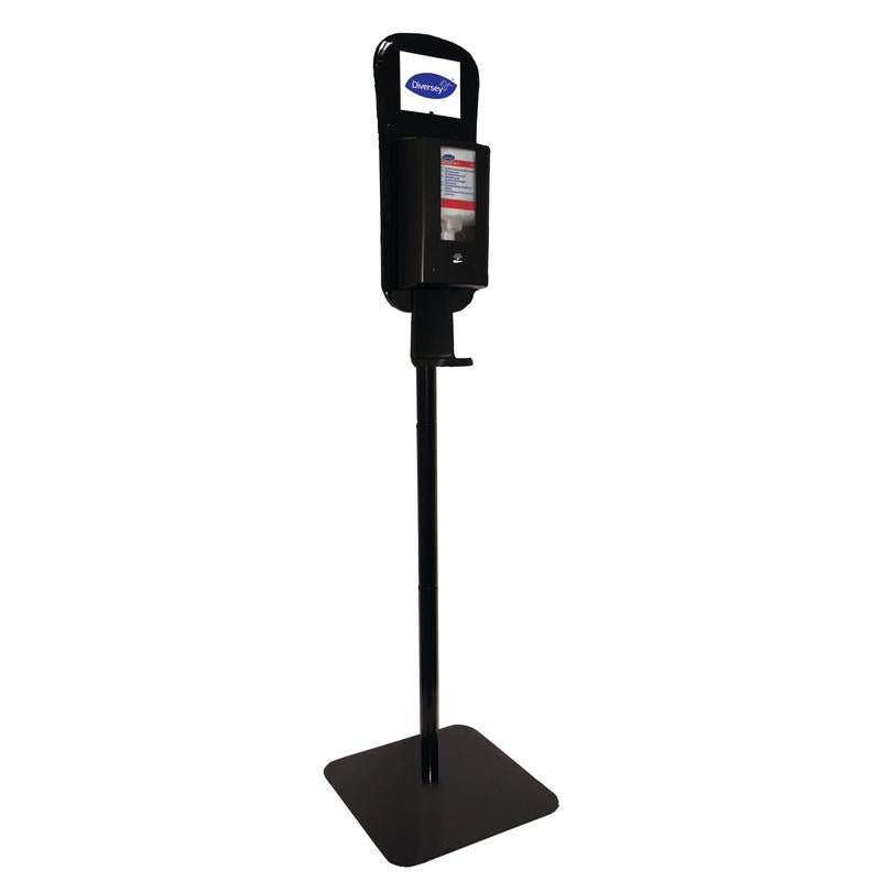 Un stâlp negru reglabil pe înălțime de la Diversey Deutschland GmbH & Co. OHG pentru distribuitoare hibride cu bază dreptunghiulară, pedală de picior și recipient CleanPro plasat deasupra.