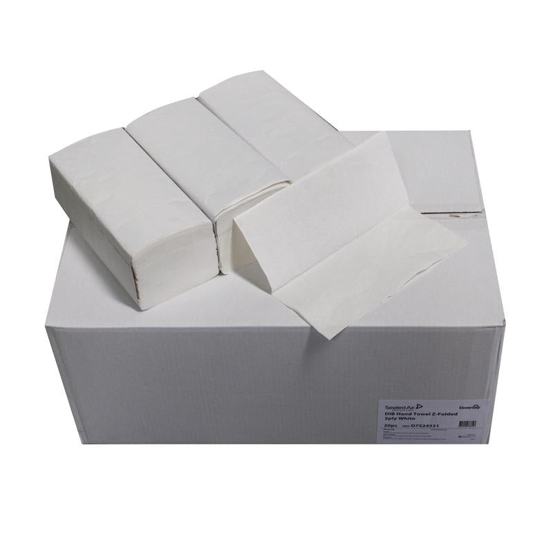 Un carton (20 de pachete) Diversey prosoape pliate în V, 2 straturi, alb natural, din hârtie reciclată, compatibil cu distribuitorul D1228913 - ideal pentru uscarea igienică a mâinilor.