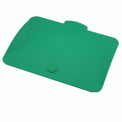 Der TASKI Deckel für 7 l Eimer von Diversey Deutschland GmbH & Co. OHG ist passend für 7- und 12-Liter-Eimer. Er hat ein flaches, grünes Kunststoffdesign mit abgerundeten Ecken, einen erhöhten Knopf am Rand und eine halbrunde Lasche oben.