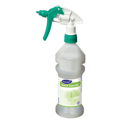 O sticlă de pulverizare Room Care R2 Plus Pur-Eco, goală, de la Diversey Deutschland GmbH & Co. OHG, cu o duză de declanșare verde și albă, stă vertical pe un fundal alb simplu.
