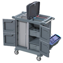 Der DI PROTECT TROLLEY KLEIN von Diversey Deutschland GmbH & Co. OHG ist ein kompakter, geschlossener grauer Reinigungswagen mit Regalen, Behältern, einem abnehmbaren Seitenbehälter und vier Rädern für optimalen Schutz und Organisation. Packung: 1 Stück.