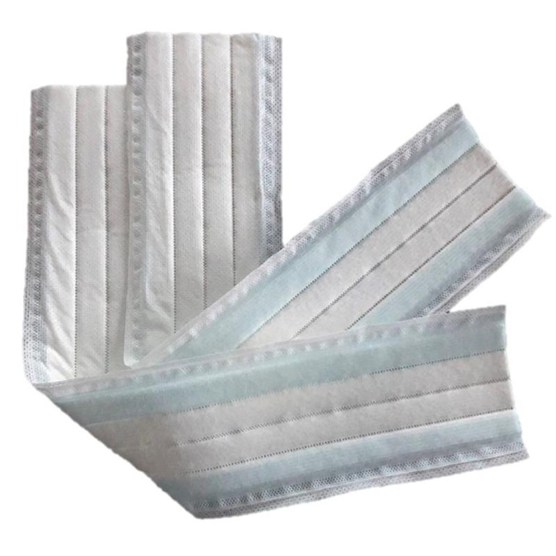 Trei mopuri din microfibră de unică folosință TASKISUM Glide de 40 cm de la Diversey, fiecare cu o alunecare îmbunătățită și o acoperire de ~24m², sunt aranjate și ilustrate ușor suprapuse - pentru a demonstra dispunerea lor pentru curățenia profesională. Pachetul conține 25 de bucăți.