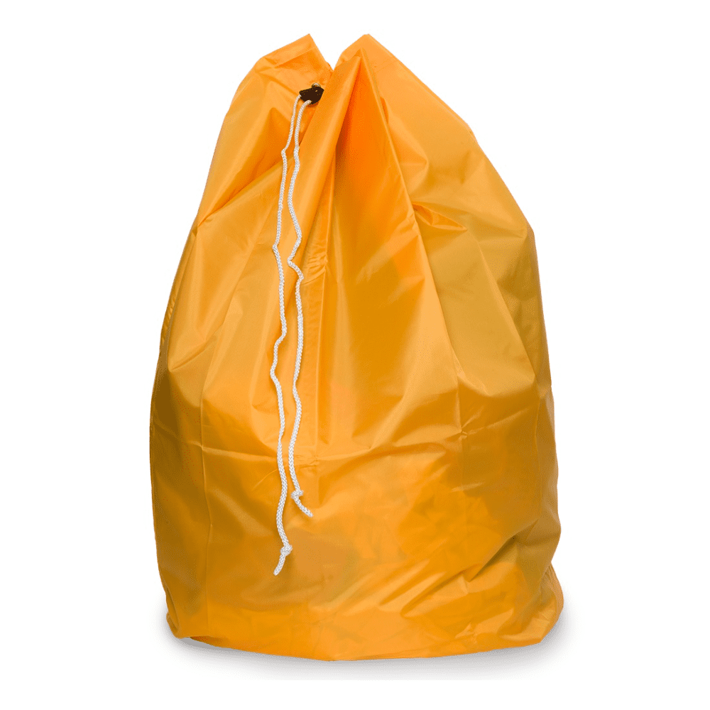 Sacul de gunoi DEISS cu șnur PP și buclă de bază, un sac cu șnur de 120 de litri de la EMIL DEISS KG (GmbH + Co.), este poziționat vertical pe un fundal alb. Este confecționat din țesătură de poliester șifonată și deschiderea sa este închisă cu un șnur alb robust.