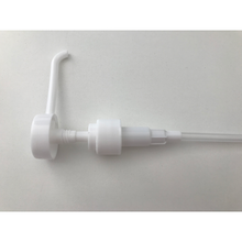 Der Dr. Schnell Dispenser der DR.SCHNELL GmbH & Co. KGaA ist ein weißer Dosierhilfen-Spender aus Kunststoff mit langem Schlauch, geripptem Kragen und gebogener Düse, ideal zum Dosieren von Reinigungsmitteln. Abgebildet auf einfarbig weißem Hintergrund.