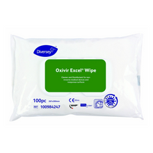 Eine Packung Diversey Oxivir® Excel Wipe Desinfektionstücher mit breitem Wirkungsspektrum, gekennzeichnet mit grüner Verpackung, enthält 100 Tücher. Sie zeichnet sich durch die AHP-Formulierung aus, die zur Reinigung und Desinfektion nichtinvasiver medizinischer Geräte und nichtporöser Oberflächen vorgesehen ist.