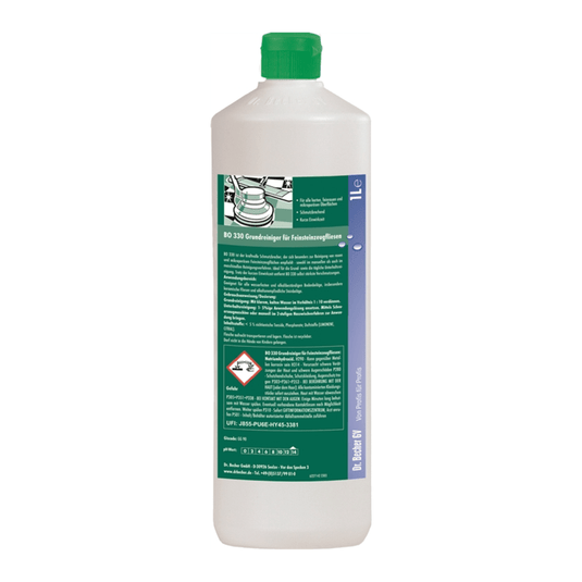 O sticlă de plastic albă cu capac verde. Pe etichetă se vede un text verde-alb cu informații privind siguranța și produsul, o ilustrație verde reprezentând o mașină și diverse simboluri de pericol. Ideal pentru curățare este Dr. Becher BO 330 Produs de curățare de bază pentru plăci de gresie fină de la Dr. Becher S.R.L.