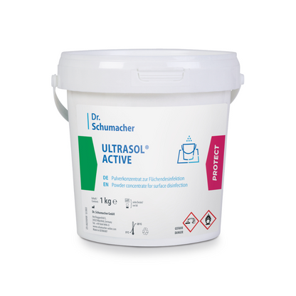 Un recipient de plastic alb cu inscripția „Dr. Schumacher Ultrasol® Active Dezinfecție pentru suprafețe“ de la Dr. Schumacher GmbH, care conține 1 kg de concentrat de pulbere pentru dezinfecția suprafețelor. Eticheta conține instrucțiuni de utilizare în limbile germană și engleză, simboluri de avertizare și pe partea dreaptă un simbol „Protect“.