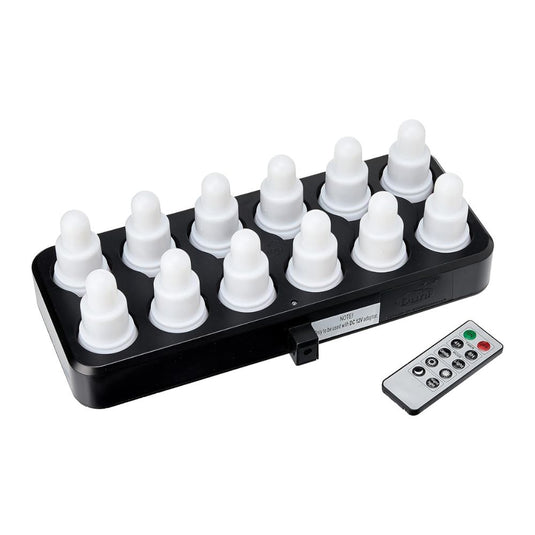 O stație de încărcare neagră conține douăsprezece lămpi albe, în formă de ceapă, din setul LED al Duni GmbH, „Alb cald & Multicolor” – 12 lămpi cu schimbare de culoare. Alături se află o telecomandă dreptunghiulară pentru controlul ușor al culorii și al modului de funcționare.